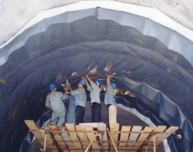 海裡全是水,海底隧道是怎樣修建的?看完感歎:工程太偉大了