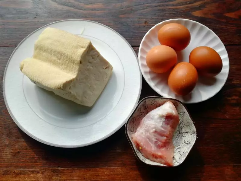 雞蛋、豆腐、豬肉搭配一起做,簡單又營養,風味獨特,適合新手做