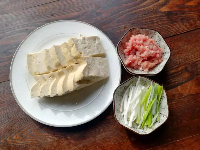 雞蛋、豆腐、豬肉搭配一起做,簡單又營養,風味獨特,適合新手做