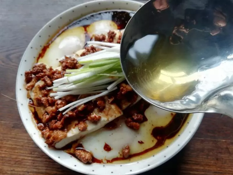 雞蛋、豆腐、豬肉搭配一起做,簡單又營養,風味獨特,適合新手做