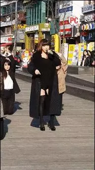 昔日當紅女團成員,現在街頭路演,不需要華麗舞台也能發光!
