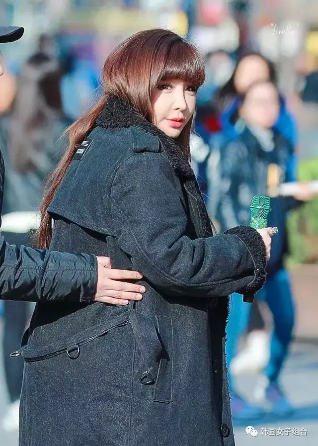 昔日當紅女團成員,現在街頭路演,不需要華麗舞台也能發光!