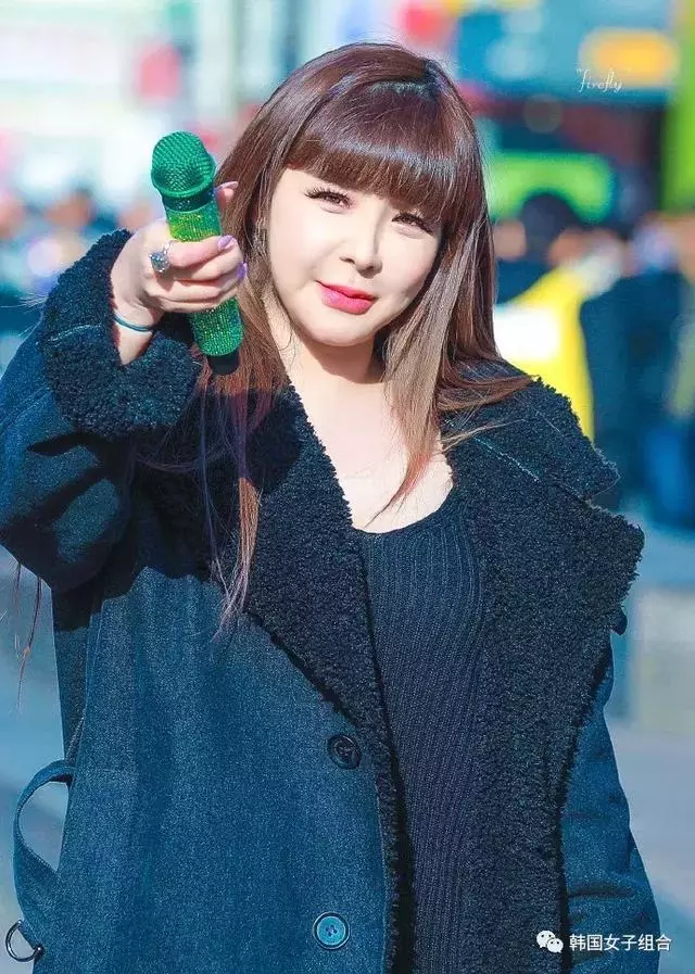 昔日當紅女團成員,現在街頭路演,不需要華麗舞台也能發光!