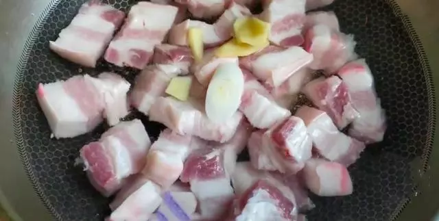 做紅燒肉有竅門,這樣做出來的味道正宗,肥而不膩,快來學學吧
