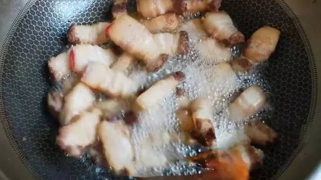 做紅燒肉有竅門,這樣做出來的味道正宗,肥而不膩,快來學學吧
