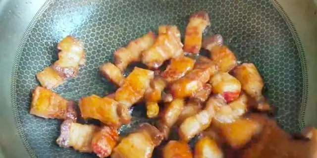 做紅燒肉有竅門,這樣做出來的味道正宗,肥而不膩,快來學學吧