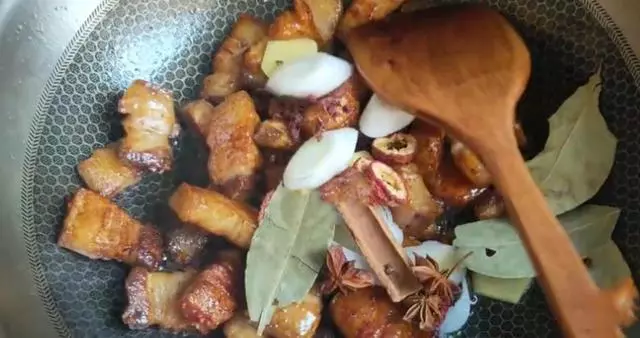 做紅燒肉有竅門,這樣做出來的味道正宗,肥而不膩,快來學學吧