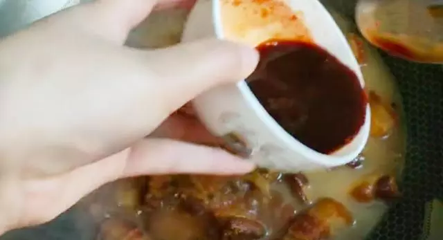 做紅燒肉有竅門,這樣做出來的味道正宗,肥而不膩,快來學學吧
