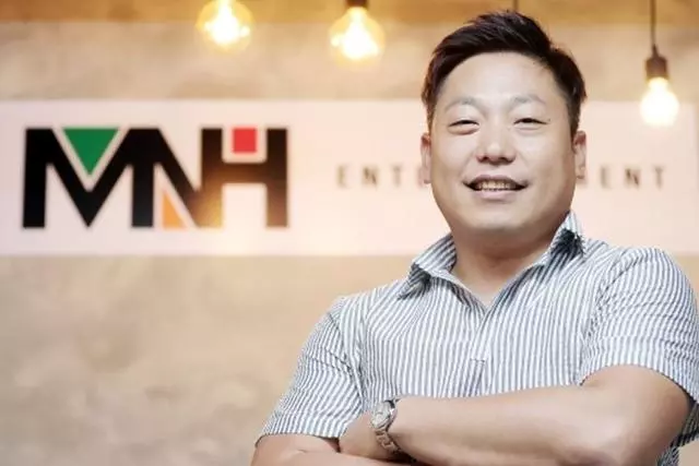 這位老闆原來也是JYP出身,怪不得金請夏能獲得這麼大成功!