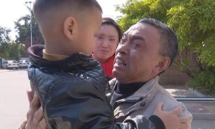 5歲兒子被人偷走,夫妻兩人苦苦尋找9年,找到兒子時,傻住