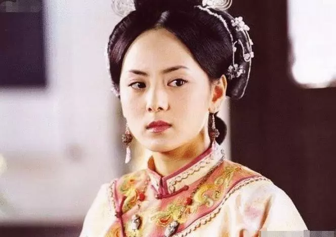 她是央視著名主持人,帶孩子二婚嫁給千萬富翁,如今走上人生巔峰