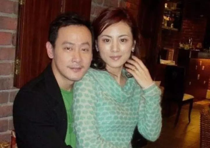 她是央視著名主持人,帶孩子二婚嫁給千萬富翁,如今走上人生巔峰