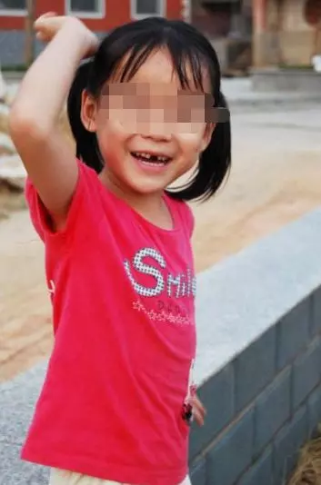 8歲小女孩撒給乞丐一把零錢,乞丐慌忙撿起來,數完卻偷偷報了警