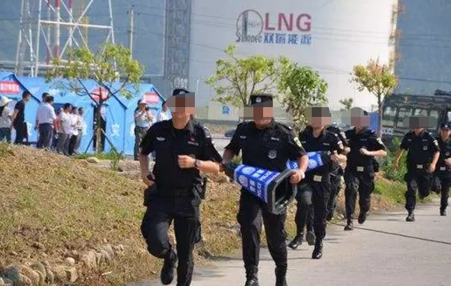8歲小女孩撒給乞丐一把零錢,乞丐慌忙撿起來,數完卻偷偷報了警