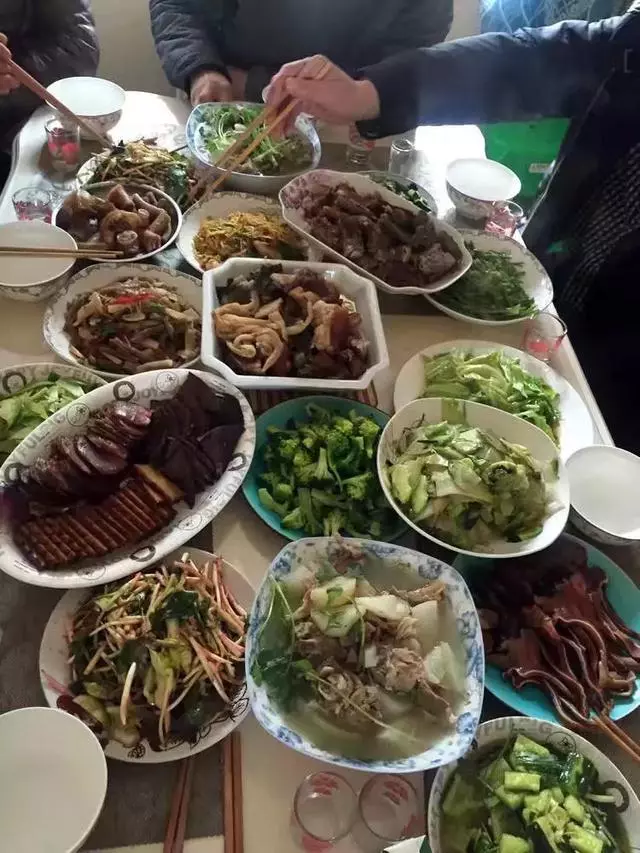 新婚第二天婆婆讓下廚,飯菜剛上桌,婆婆的舉止太傷人