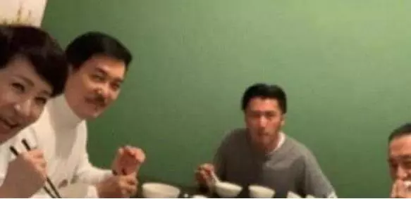 王菲謝霆鋒遲遲不領證,最大的阻礙不是謝賢,而是夾在中間的她
