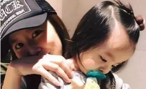 林心如和女兒近照曝光!一歲半女兒太漂亮,霍建華被女兒「迷出強迫症」,一分鐘看好幾次!