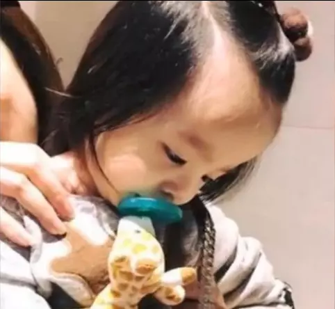 林心如和女兒近照曝光!一歲半女兒太漂亮,霍建華被女兒「迷出強迫症」,一分鐘看好幾次!