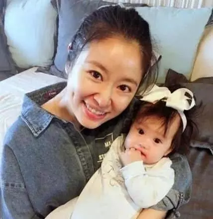 林心如和女兒近照曝光!一歲半女兒太漂亮,霍建華被女兒「迷出強迫症」,一分鐘看好幾次!