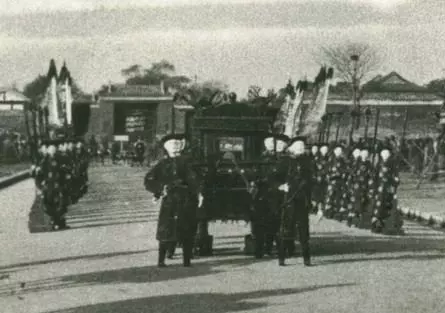 慈禧太後「出殯現場」驚傳詭異畫面,這一幕連現代世人看到都「驚悚不已」!