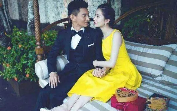 吳奇隆前妻一家人杜拜旅遊,兒子變身小小攝影師,高顏值繼女成功搶鏡!