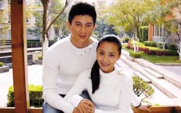 吳奇隆前妻一家人杜拜旅遊,兒子變身小小攝影師,高顏值繼女成功搶鏡!
