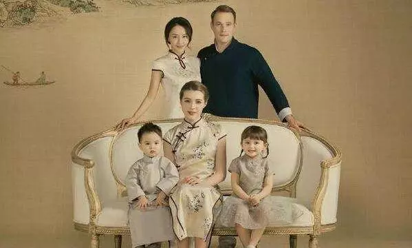 吳奇隆前妻一家人杜拜旅遊,兒子變身小小攝影師,高顏值繼女成功搶鏡!