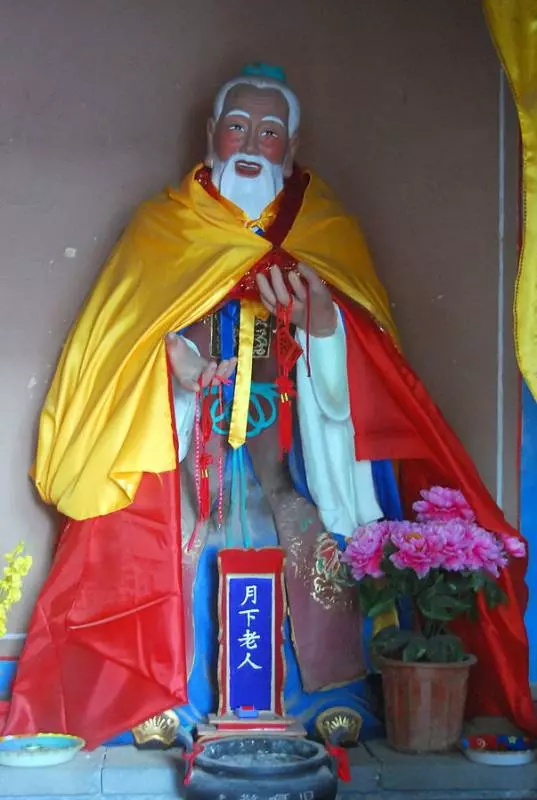 剛跟月老求姻緣!背後「冒出詭異男聲」以為神明顯靈,一轉頭「嚇到臉發綠」趕緊求饒