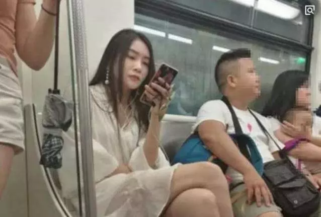 地鐵「大象腿」女神意外走紅,當她站起來那刻誰說一胖毀所有