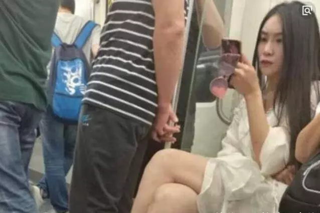 地鐵「大象腿」女神意外走紅,當她站起來那刻誰說一胖毀所有