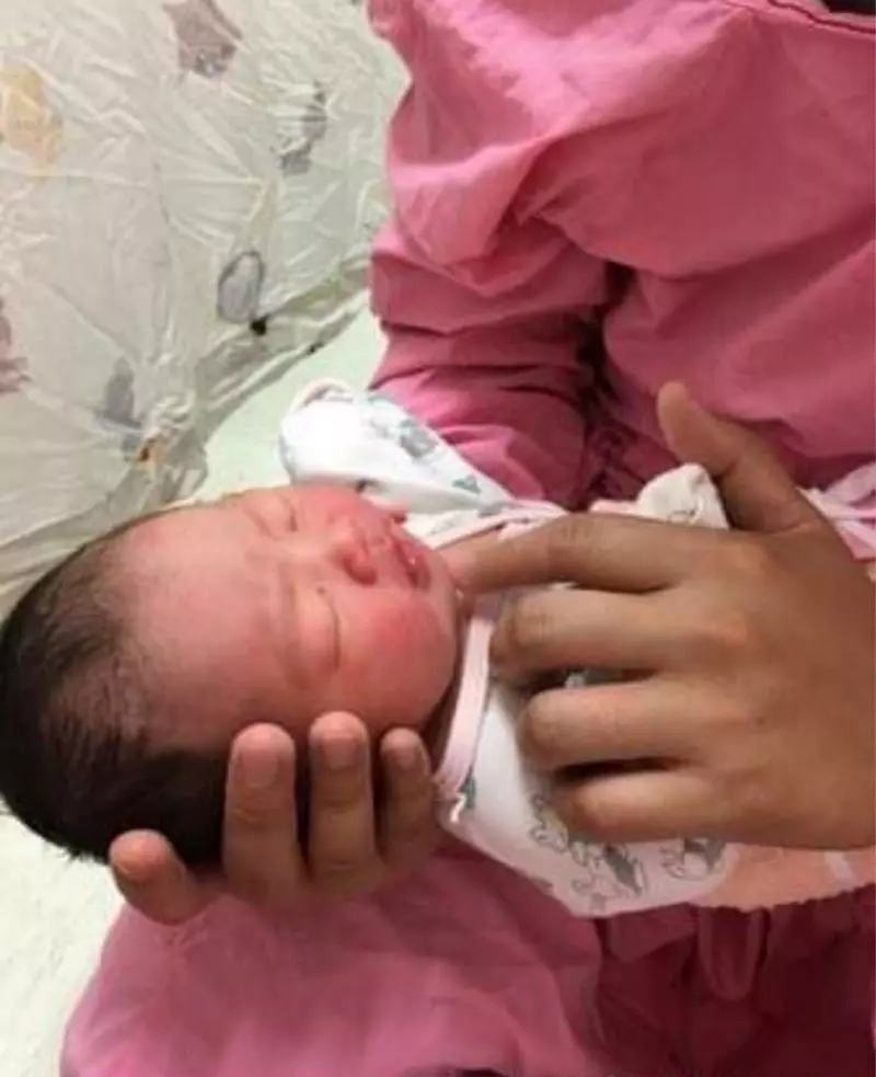 這家人竟然相信小女孩是只狗投胎的。原因讓人感動。
