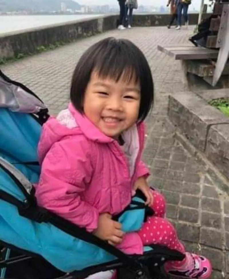 這家人竟然相信小女孩是只狗投胎的。原因讓人感動。