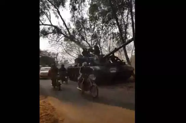 印巴坦克駛向邊境,距離只有十公里,南亞大戰一觸即發,全球擔憂