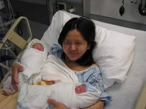 女子生下雙胞胎兒子,坐月子時卻割腕離世了,媽媽翻手機報了警