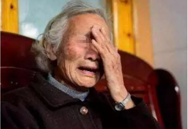女子生下雙胞胎兒子,坐月子時卻割腕離世了,媽媽翻手機報了警