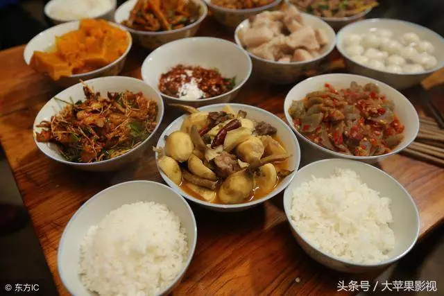 婆婆來我家把我趕出主臥,給我準備了一大桌子飯菜後我決定離婚