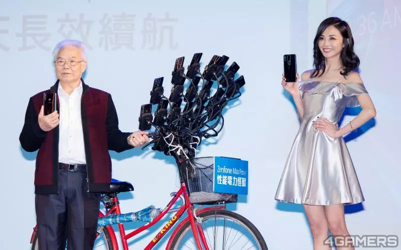 另類台灣之光!70歲阿伯「23支手機抓寶可夢」紅到幫華碩站台 網曝「他身分超級狂」全甘拜下風