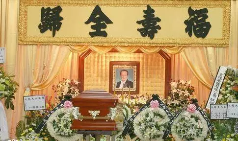 天王劉德華受他提攜,被發現時已僵硬,4任妻子7個子女大鬧靈堂爭遺產