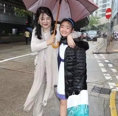 56歲胡慧中唯一女兒近照曝光,看了她老公,才知道她女兒為什麼長成這樣!