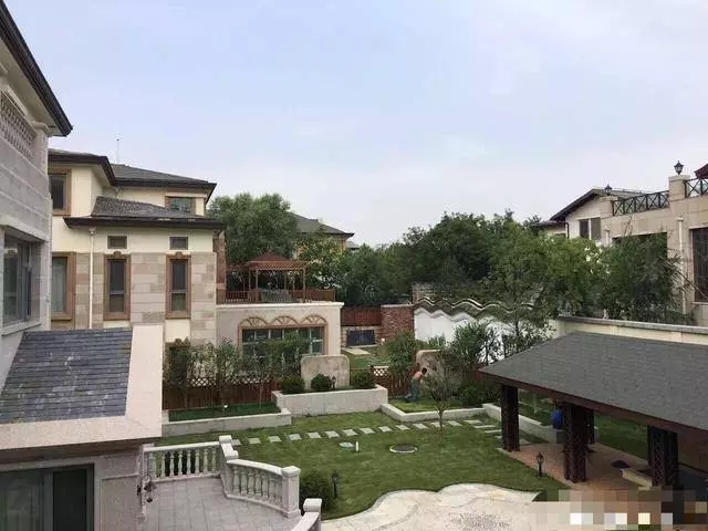 趙麗穎產後住進億元別墅,環境豪華如宮殿,和3位大牌成鄰居!