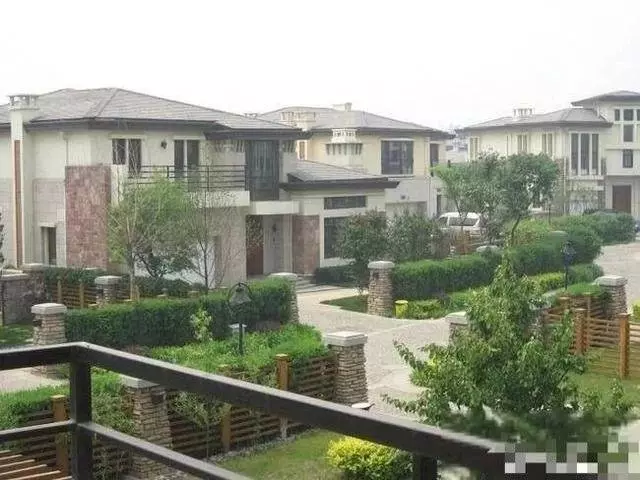 趙麗穎產後住進億元別墅,環境豪華如宮殿,和3位大牌成鄰居!