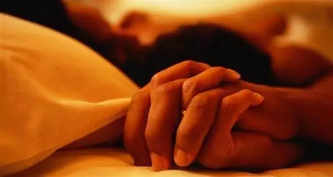 他發現「老婆偷吃」卻裝沒事,精心策劃等到老婆生日...「在全家人面前獻上最猛生日驚喜」!