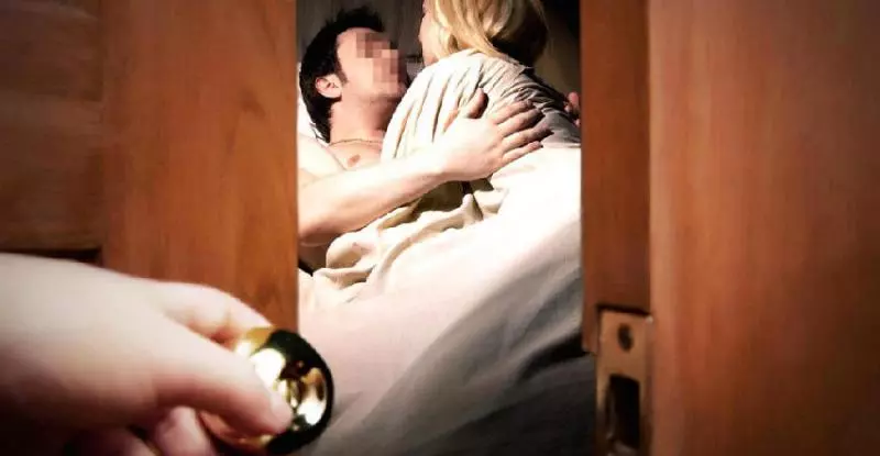 他發現「老婆偷吃」卻裝沒事,精心策劃等到老婆生日...「在全家人面前獻上最猛生日驚喜」!
