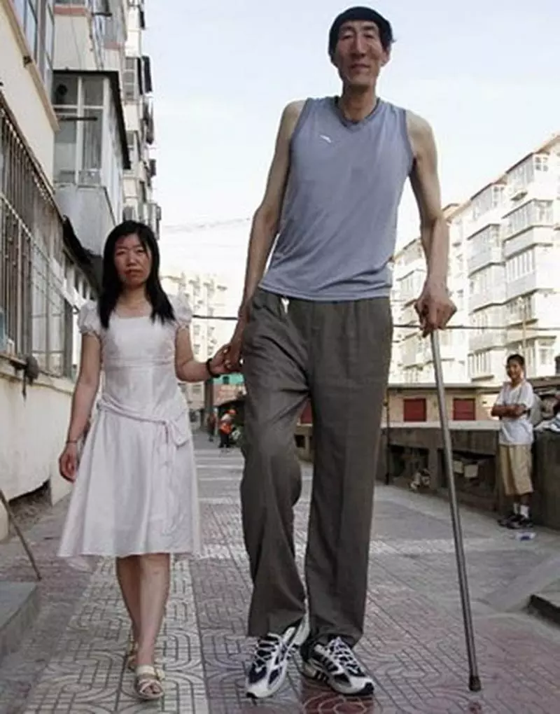 15個全部身高加起來有11層樓高「世界巨人勁爆特輯」 中國女巨人坐著都比你高!