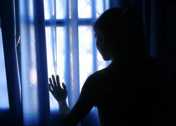馬勞以按摩為名壓制女傭,接著不顧對方反抗而硬上了她!
