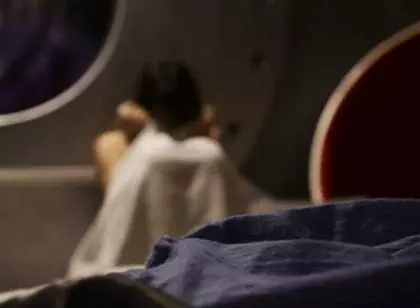 馬勞以按摩為名壓制女傭,接著不顧對方反抗而硬上了她!