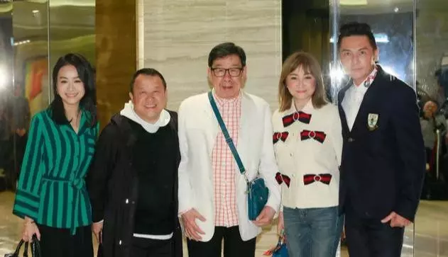 他曾是星爺御用龍套,雪藏兩年成TVB綠葉!如今茶餐廳開業「超級巨星捧場」,婚禮請動半個港圈!