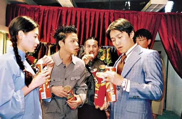 他曾是星爺御用龍套,雪藏兩年成TVB綠葉!如今茶餐廳開業「超級巨星捧場」,婚禮請動半個港圈!