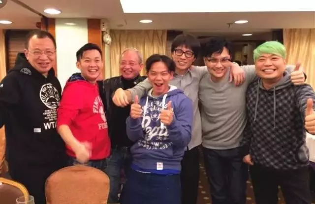 他曾是星爺御用龍套,雪藏兩年成TVB綠葉!如今茶餐廳開業「超級巨星捧場」,婚禮請動半個港圈!