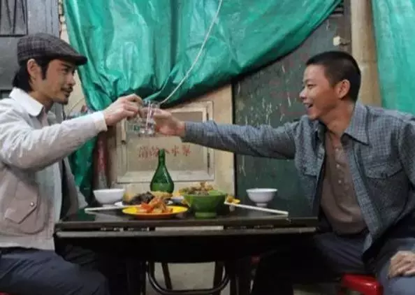 他曾是星爺御用龍套,雪藏兩年成TVB綠葉!如今茶餐廳開業「超級巨星捧場」,婚禮請動半個港圈!